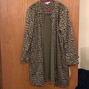 Long sweater cardigan. Black print.